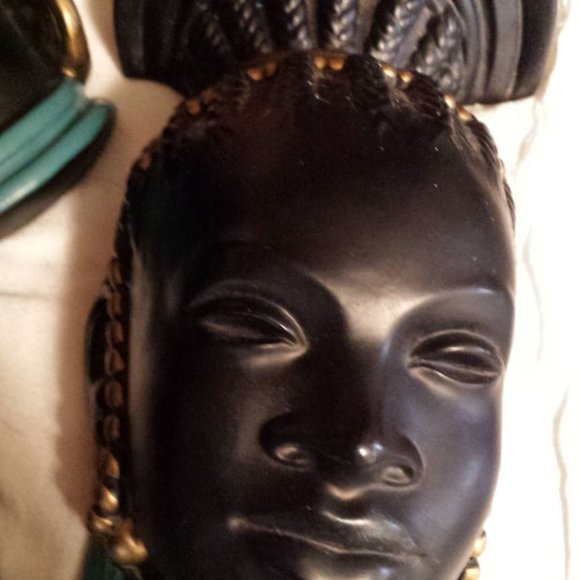 Beautiful vintage Chalkware African Ladies made in Canada by Devonware - Picture 3 of 7